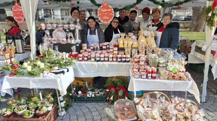 Jótékonysági adventi vásár zajlik a székesegyház előtti téren | VIDEÓ