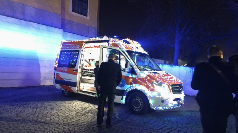 Útra készen a Mikulás-mentőautó a kórházban fekvő gyerekekhez | VIDEÓ