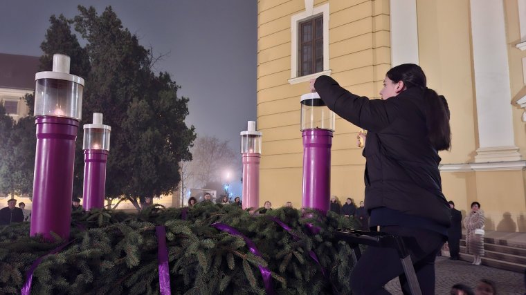 A negyedik gyertya lángja is fellobbant a nagyváradi székesegyház előtt | GALÉRIA