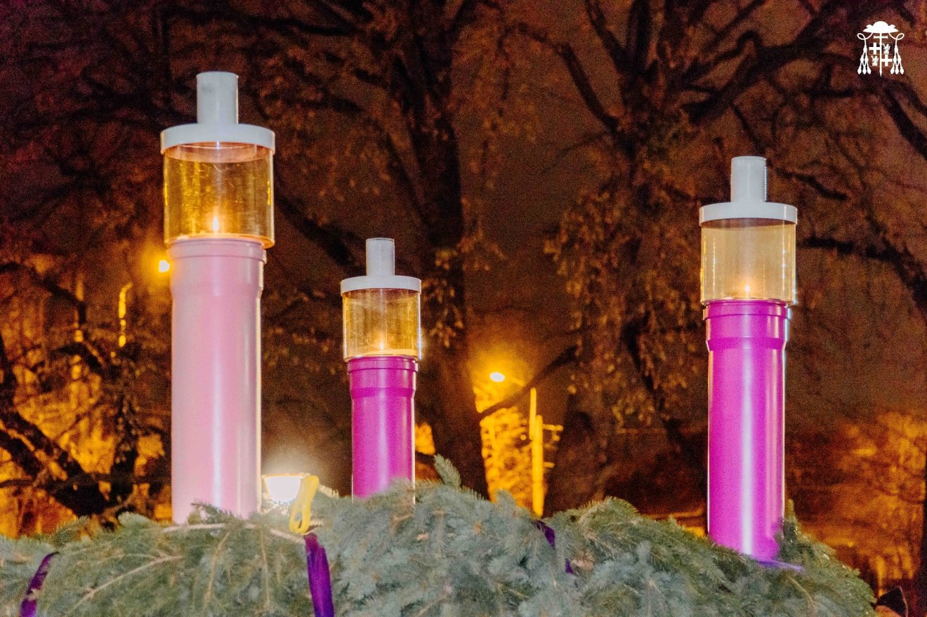 Gyertyagyújtás a római katolikus székesegyház előtti téren