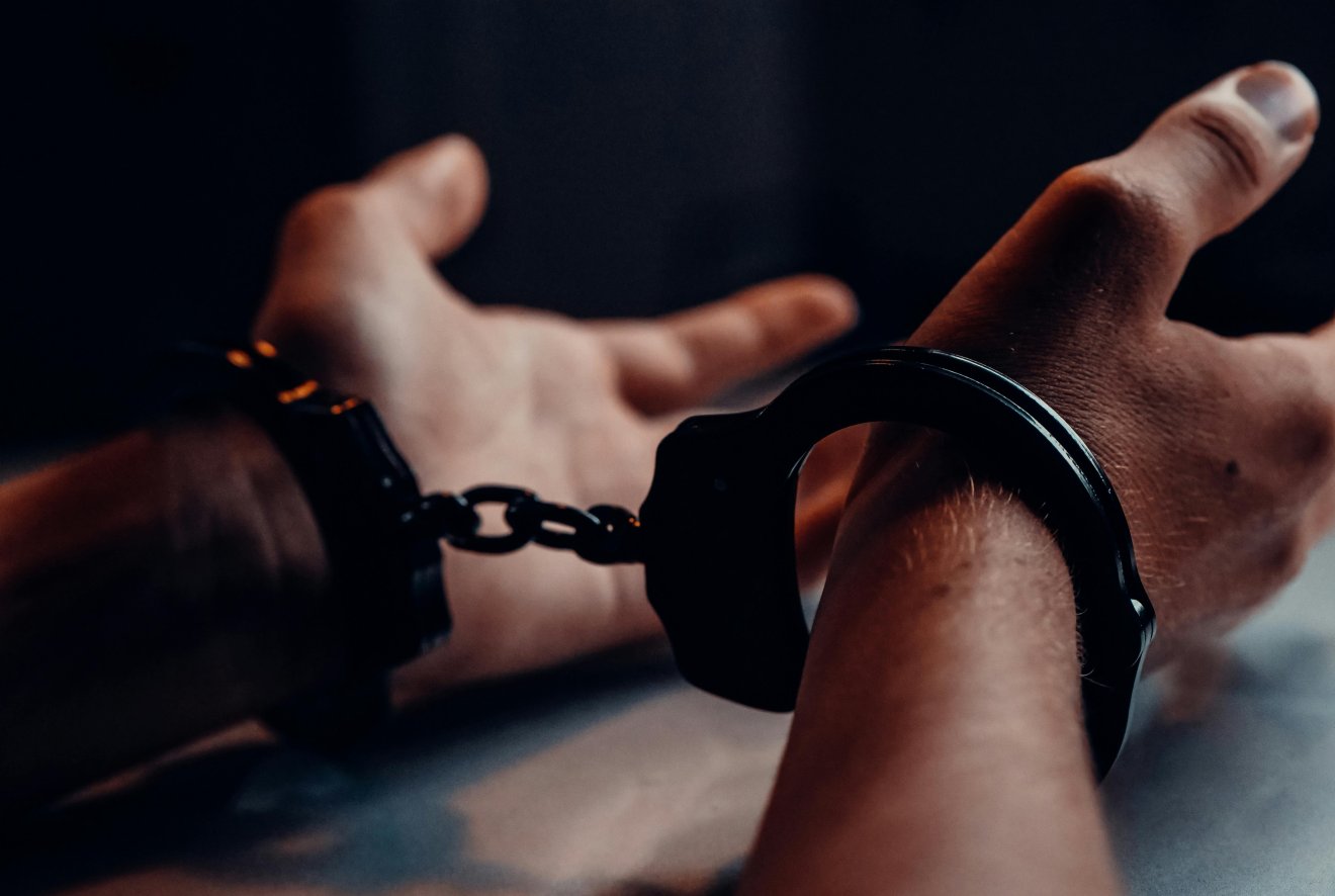 Temes megye: drogkereskedelem gyanújával vettek őrizetbe két csenei fiatalembert