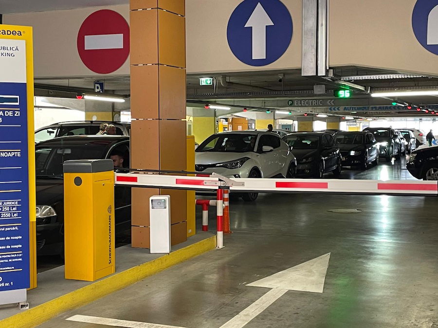 Egy banális hiba miatt megbénult a forgalom Nagyvárad parkolóházaiban és mélygarázsaiban