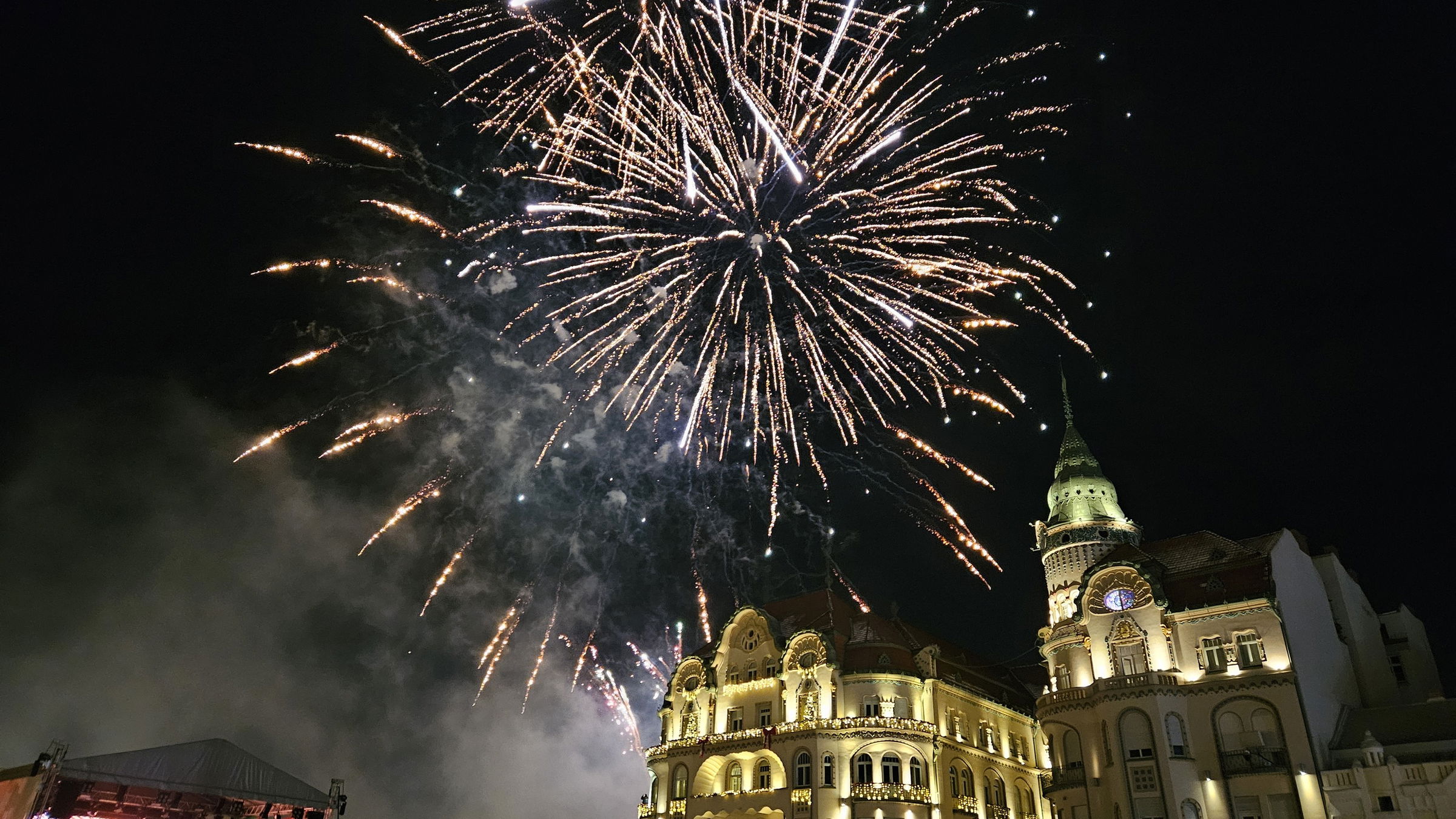 Szilveszteri óriásbuli a Szent László téren: együtt ünnepelt Nagyvárad | VIDEÓ