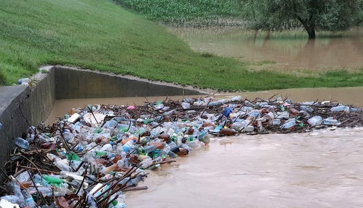 Innovatív műszaki megoldásokat „vetnek be” az úszó hulladék ellen