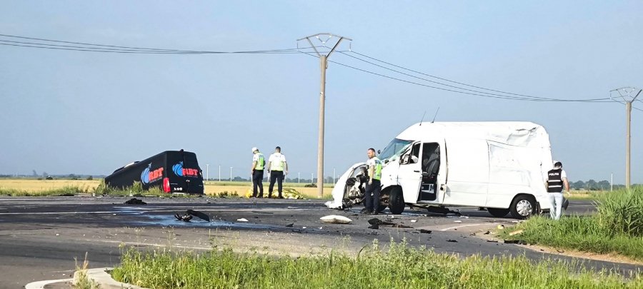 Súlyos baleset történt, egy ember meghalt, tizenhárman megsérültek