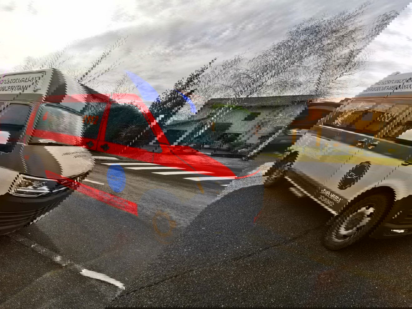 Mikulás-mentőautóval visznek ajándékot a kórházban fekvő gyermekeknek