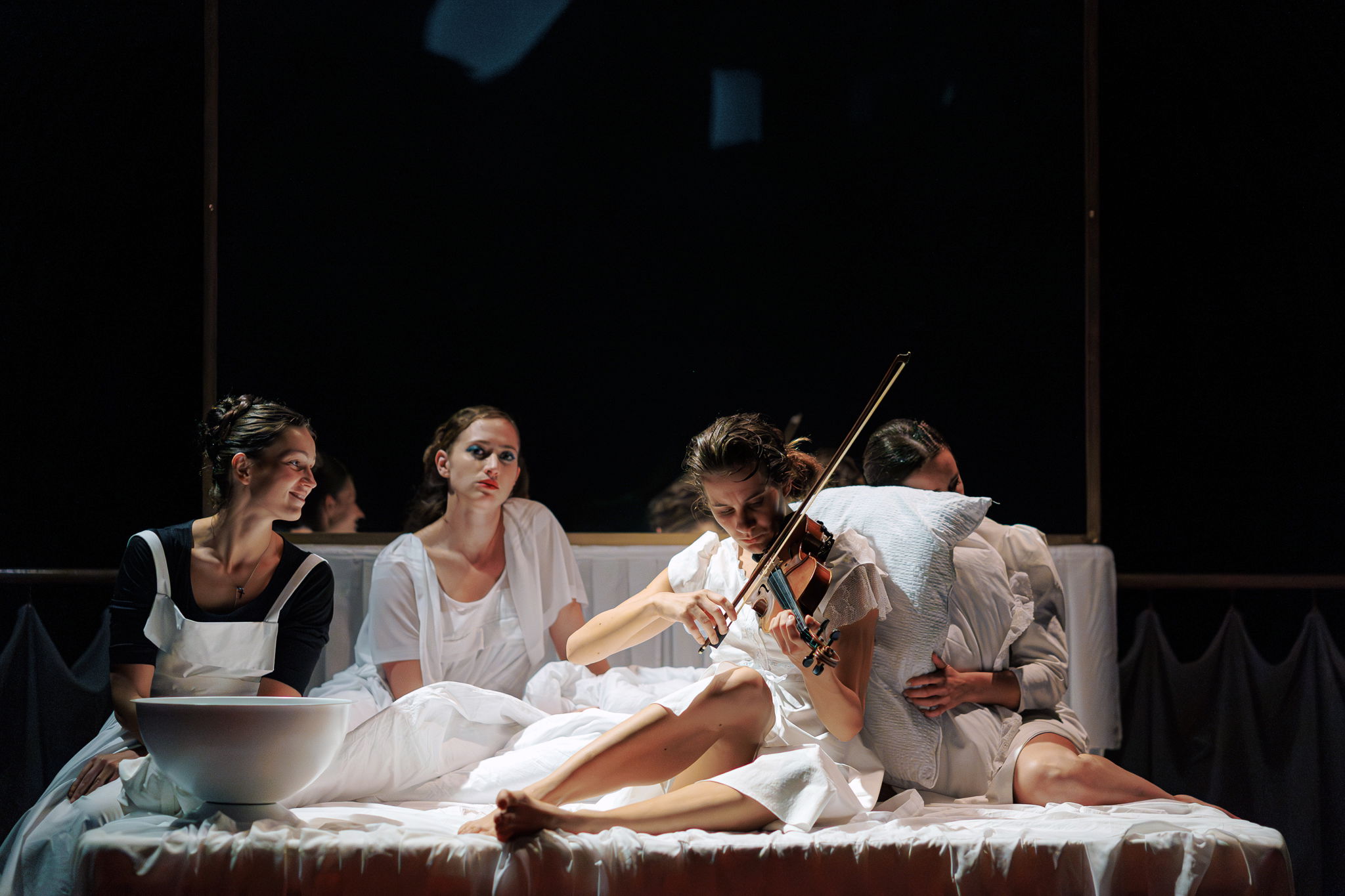 Suttogások és sikolyok – turnéra indul az előadás