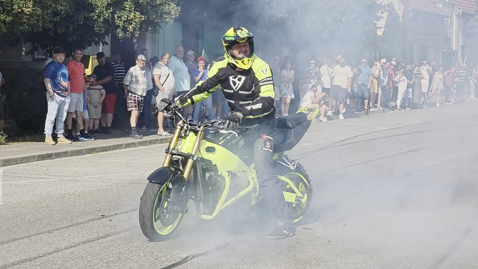 Füst, gumiszag és adrenalin – motoros kaszkadőr-bemutató zajlott Szalontán
