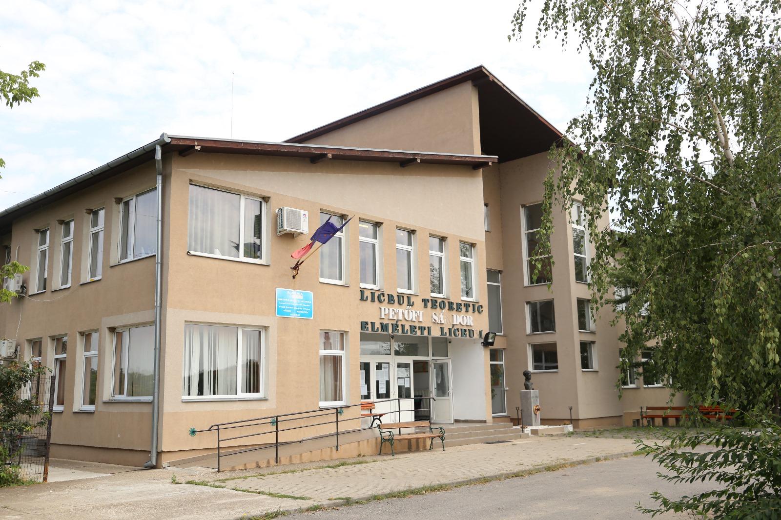 Új igazgatóval és számos újdonsággal indították a tanévet a székelyhídi iskolában