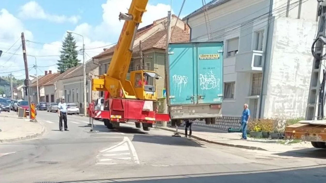 Elhagyott kisteherautót szállítottak el