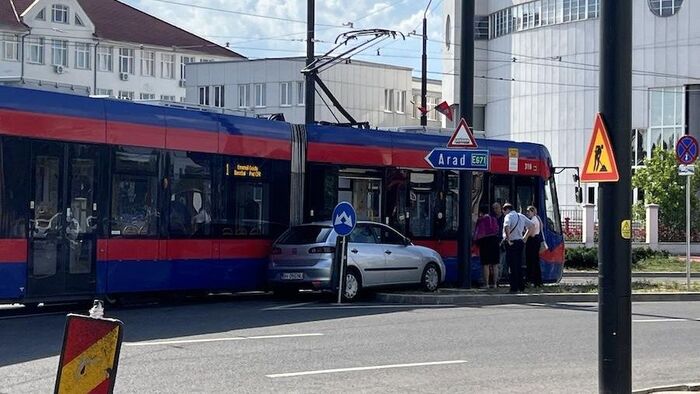 Villamos és személyautó ütközött Váradon