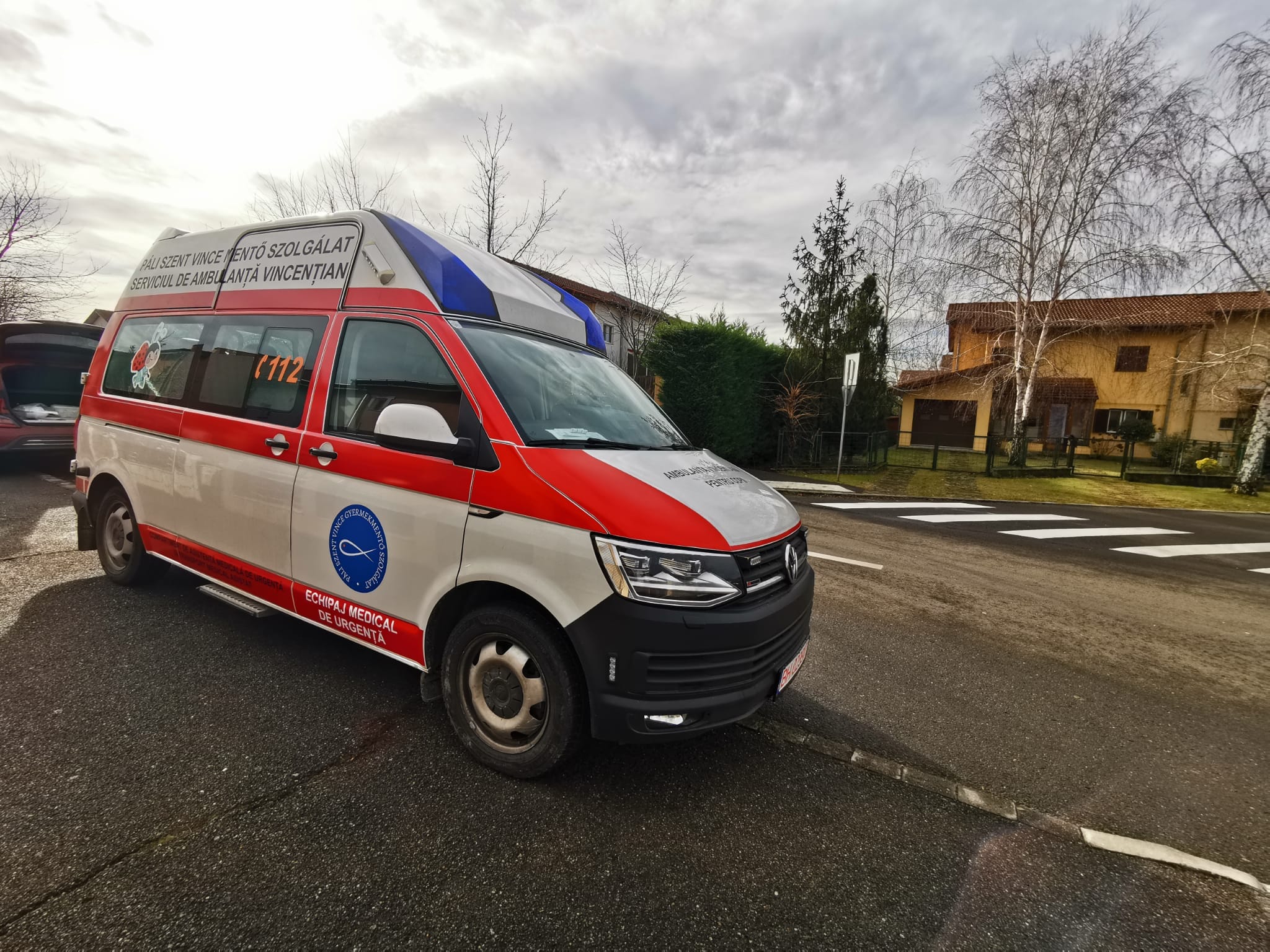 Mikulás-mentőautóval visznek ajándékot a kórházban fekvő gyermekeknek