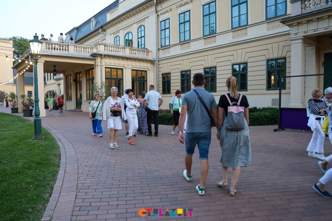 Délutáni sziesztát és késő éjjeli nyitvatartást vezetnek be a gyulai várban és a kastélyban