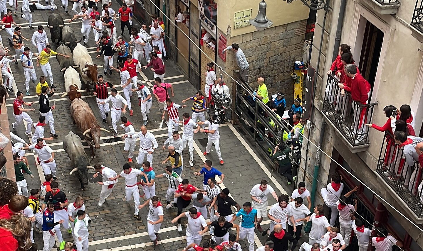 Könnyebb sérülésekkel végződött az év első bikafuttatása Pamplonában