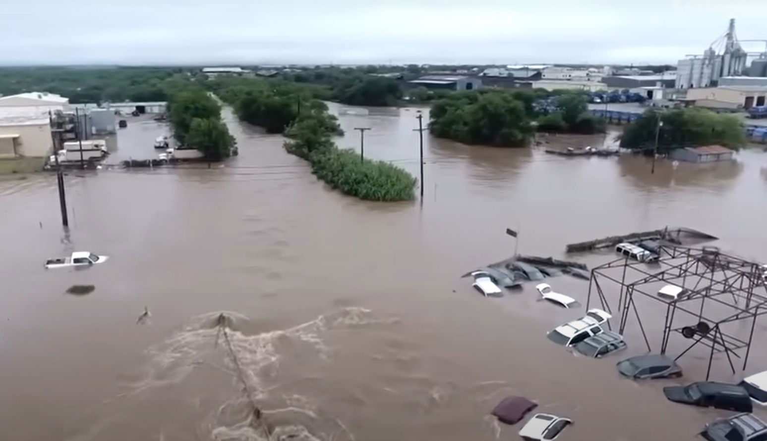 Tovább nő a texasi villámáradás halálos áldozatainak száma és egyre több az eltűnt is