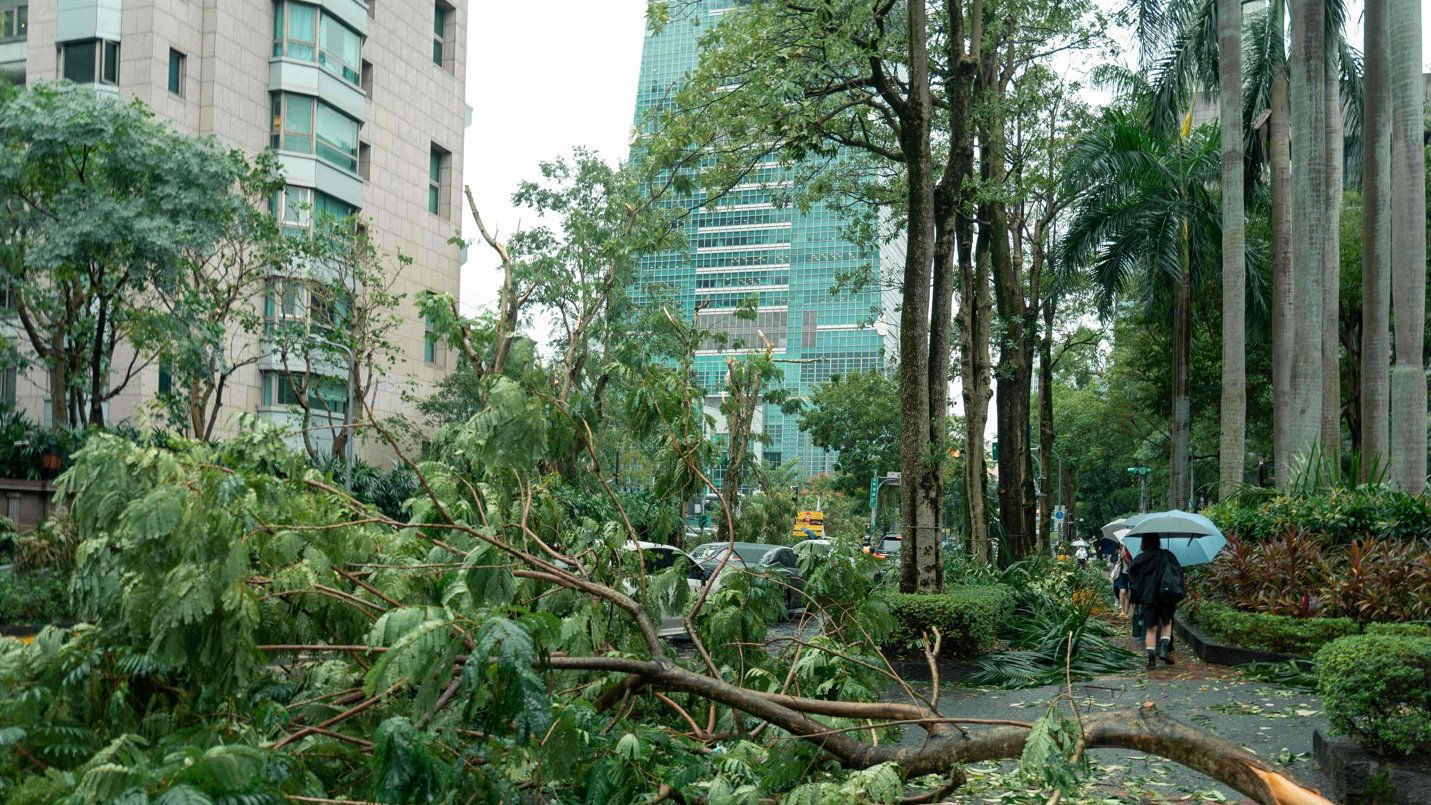 Szuper tájfun közelít Dél-Kína felé, több helyen is a legmagasabb készültséget rendelték el