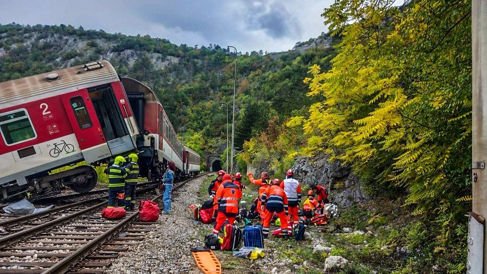 A magyar határ közelében, Kelet-Szlovákiában ütközött össze két személyszállító vonat, mintegy nyolcvanan sérültek meg