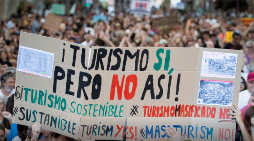 Több spanyol városban tiltakoztak ismét a tömegturizmus miatt