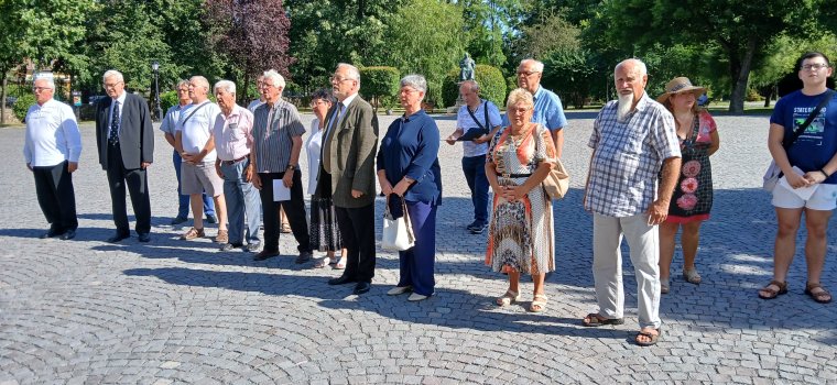 Megkoszorúzták Szent László szobrát