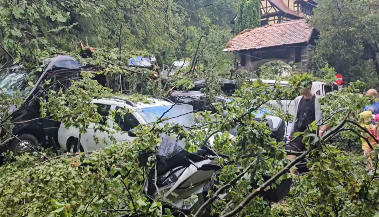 Tetőket szakított le és fákat döntött ki a vihar Szinaján