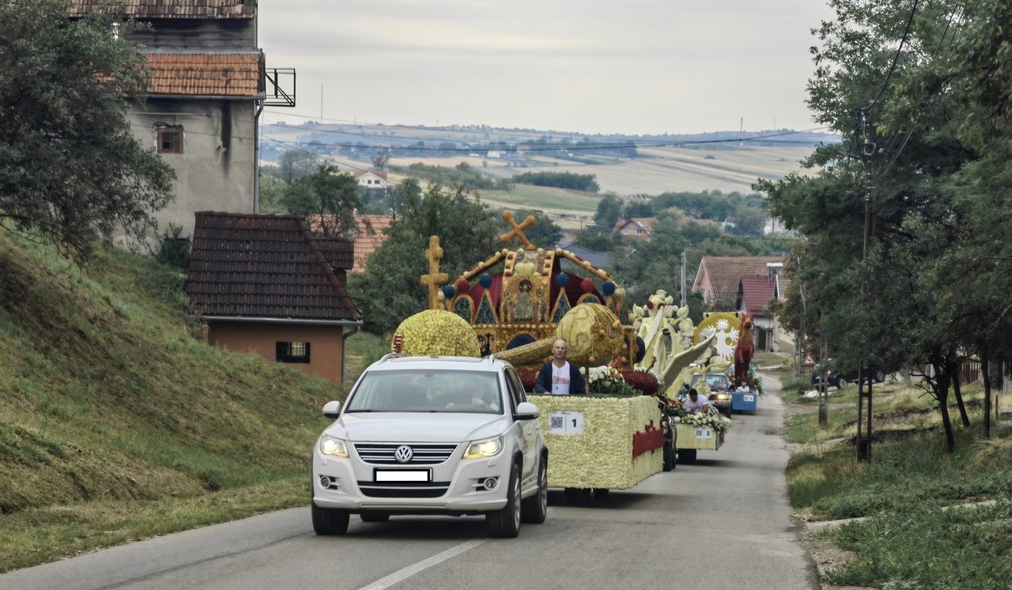 Nagyváradtól Nagyszalontáig: Dél-Biharban folytatódik a virágkocsik felvonulása