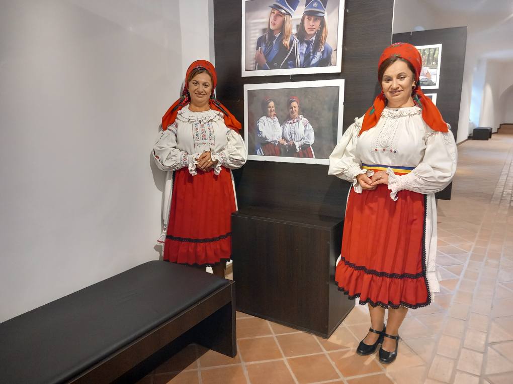 Ikrek fotóiból nyílt kiállítás a Mezey Lajos Galériában