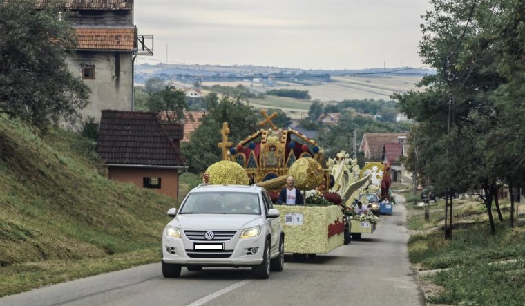 Nagyváradtól Nagyszalontáig: Dél-Biharban folytatódik a virágkocsik felvonulása