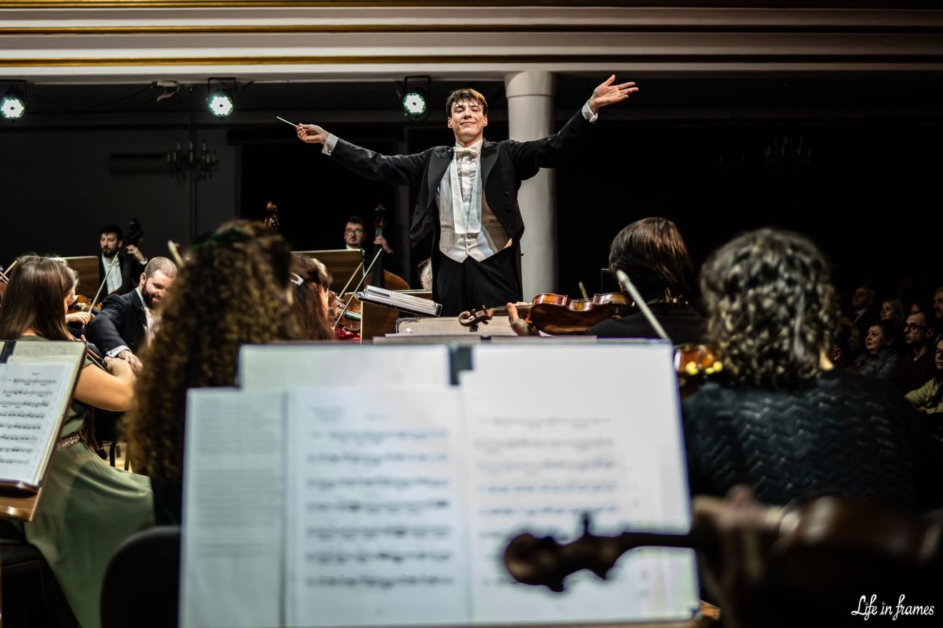 Továbbra is a filharmónia állandó karmestere marad Andrej Vesel