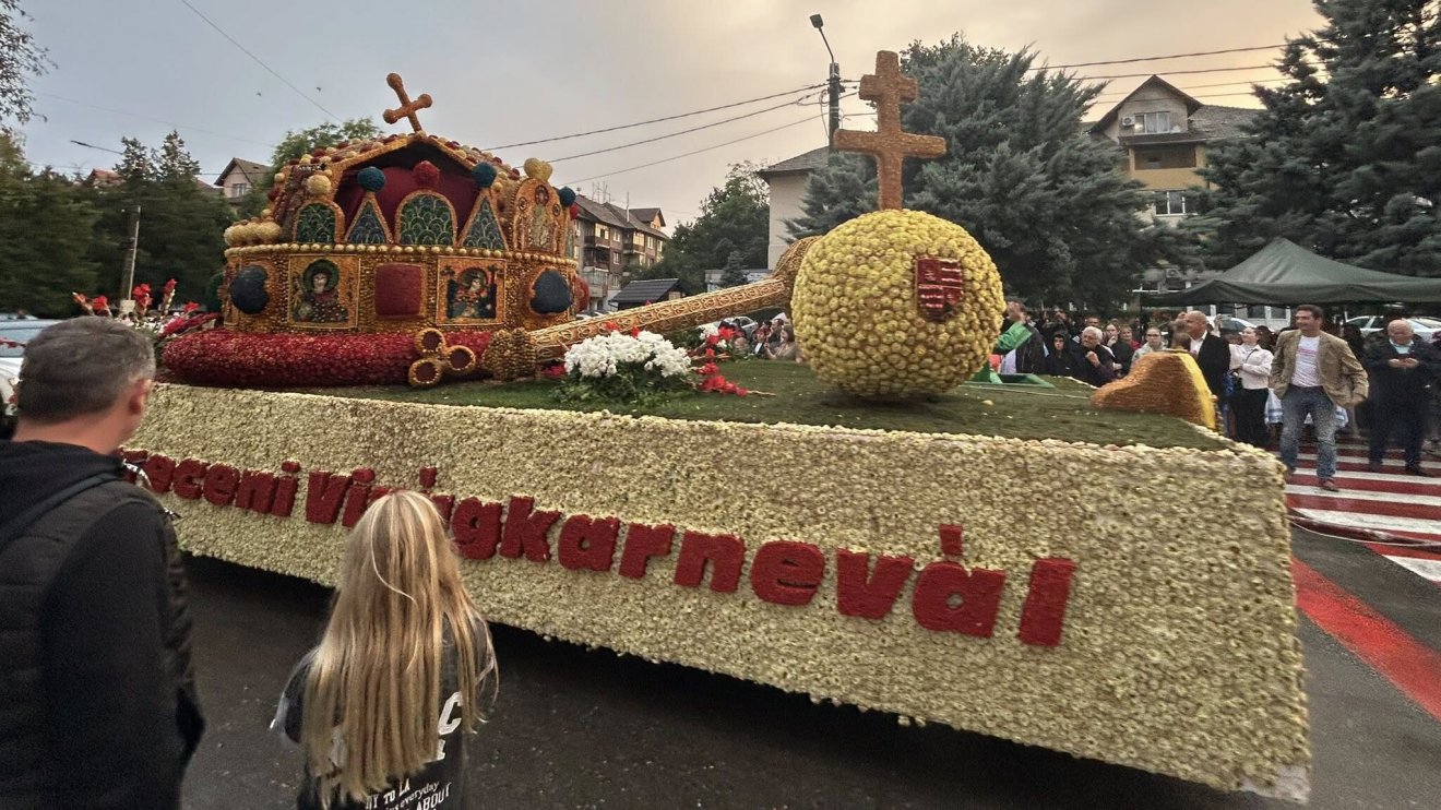 Tizenhárom települést érintett a Debrecenből érkezett virágkocsik felvonulása Bihar megyében