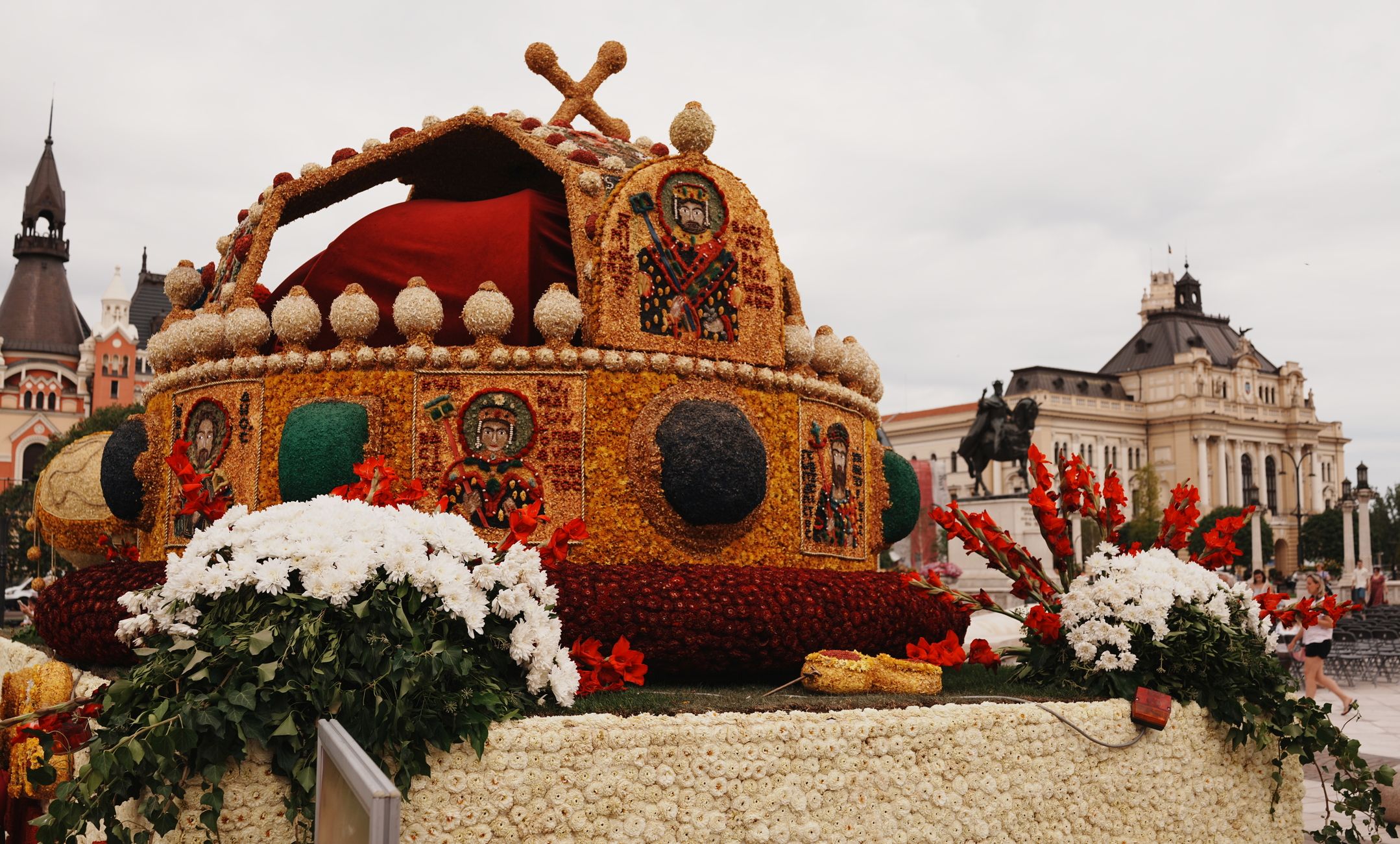 Várad után a megye településein is felvonulnak a virágkocsik