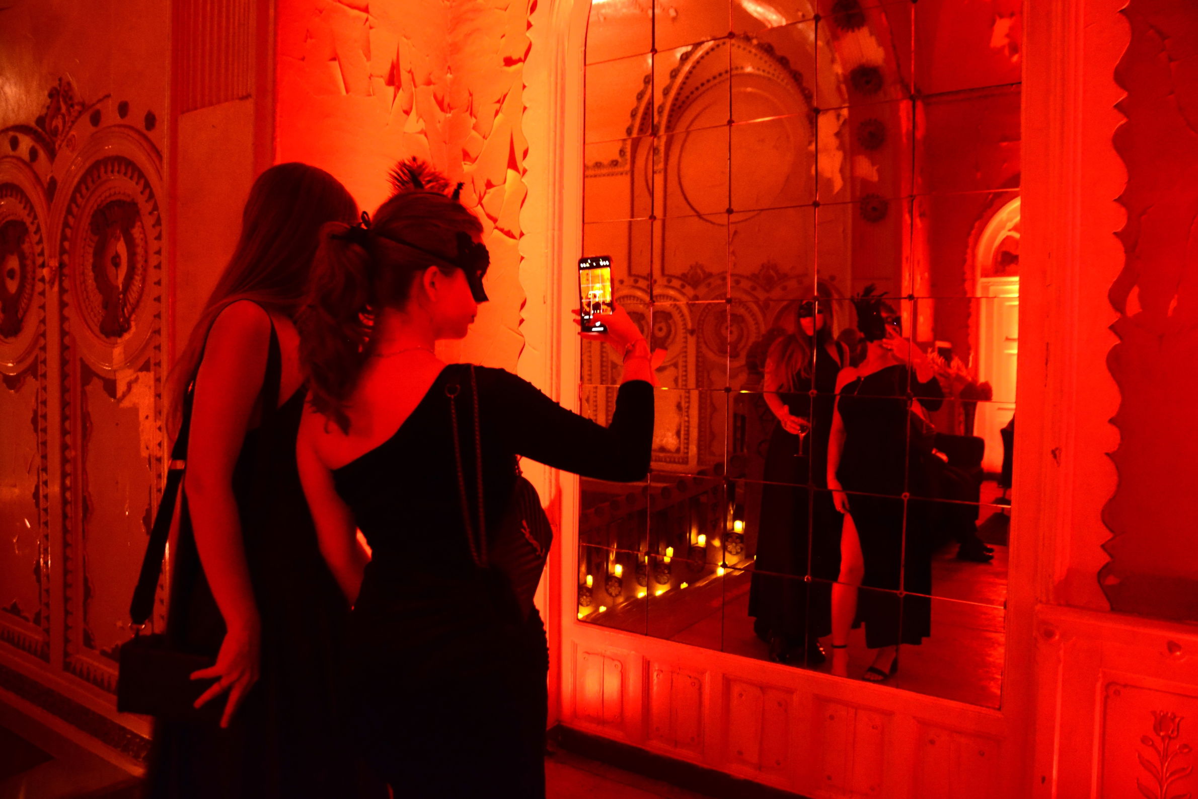 Maszkok, gyertyák és misztikum: a Tágra zárt szemek világát idézték meg a nagyváradi TIFF-en