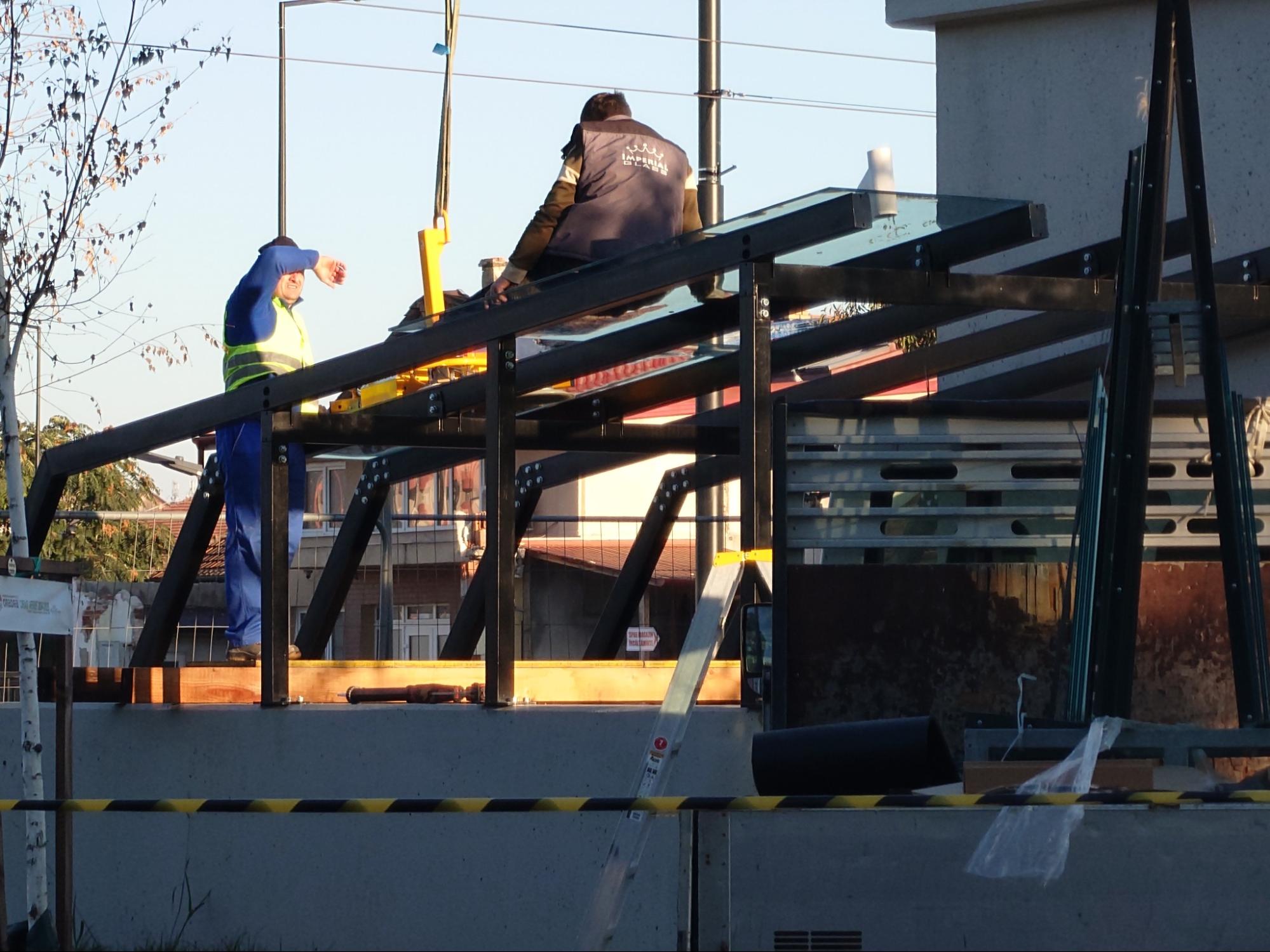 Üvegpanelekkel fedték le a Decebal utcai gyalogos aluljárót Nagyváradon