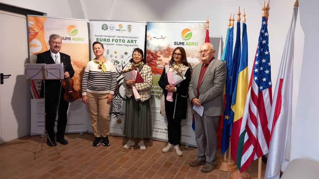 Az időseket ünnepelték a Mezey Lajos Fotógalériában