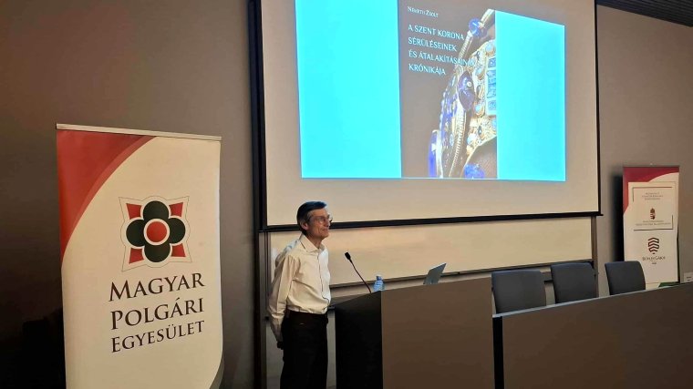 A Szent Korona sérüléseiről szóló könyvet mutattak be Nagyváradon