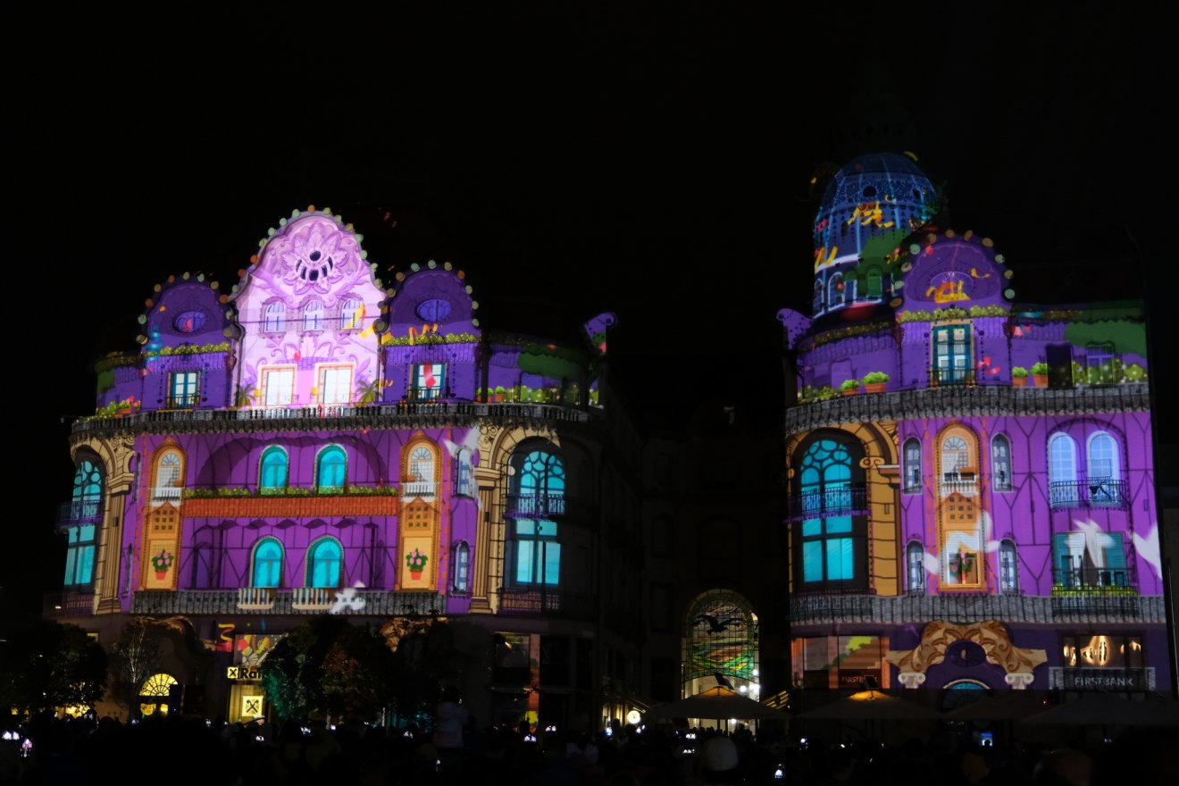 Színpompás fényfestés borította a Fekete Sas Palotát