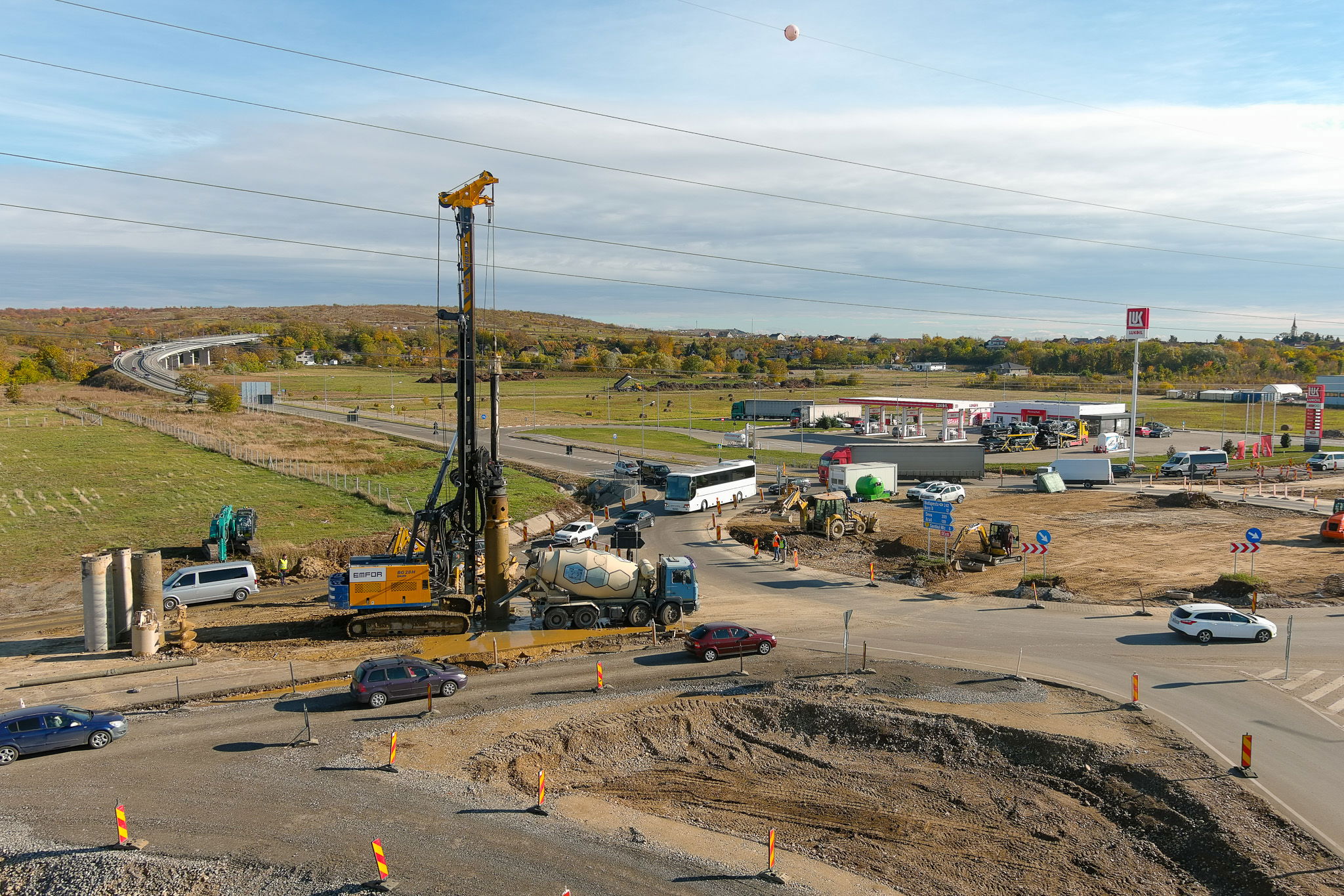 Öntik a felüljáró tartóoszlopait a Szatmár felé vezető úton