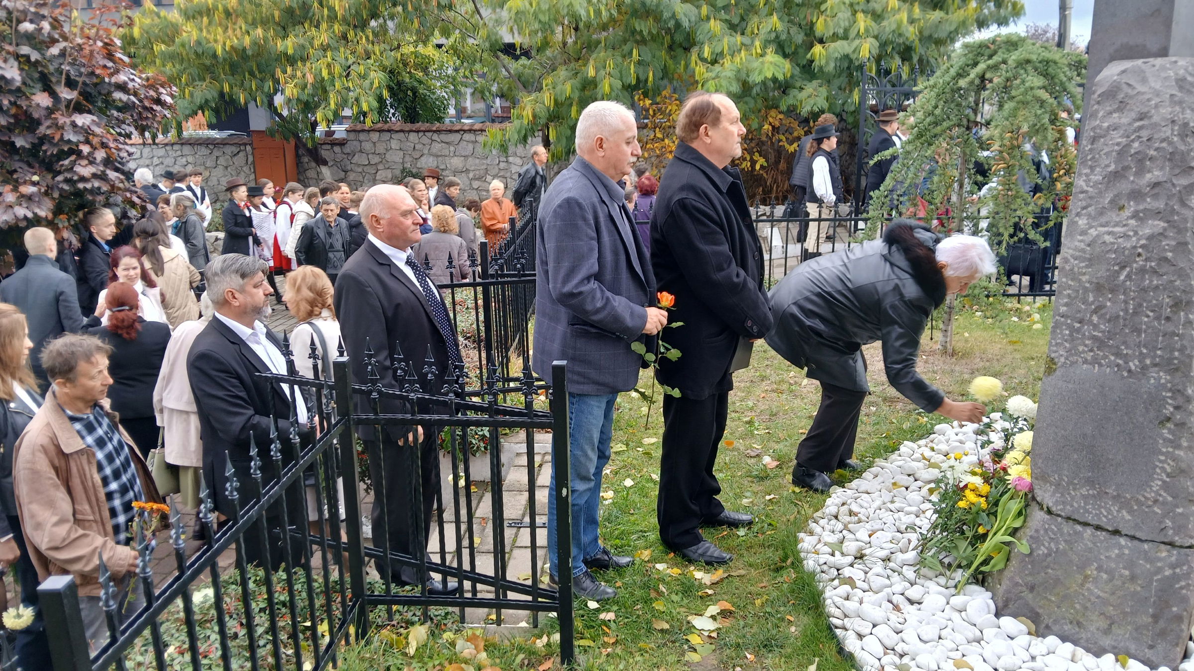 Virágokkal tisztelegtek az ’56-os hősök emléke előtt Nagyvárad-Réten