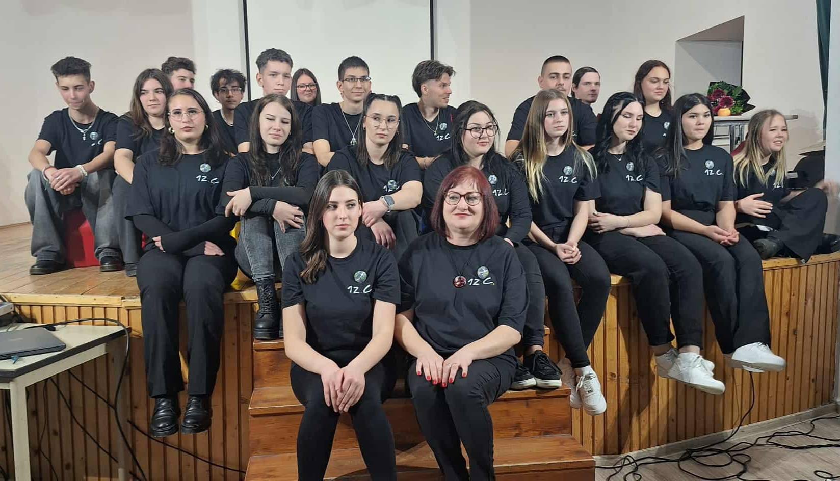 Nagykorúsítási ünnepséget tartott a Szent László Líceum 12. C osztálya