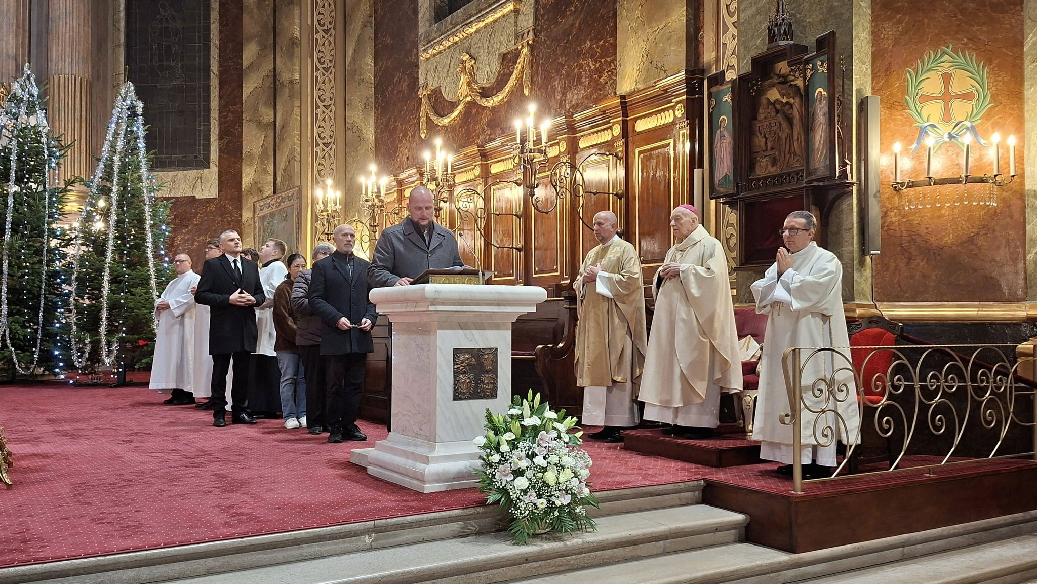 Éjféli mise a váradi székesegyházban: visszatalálni az igazi békéhez