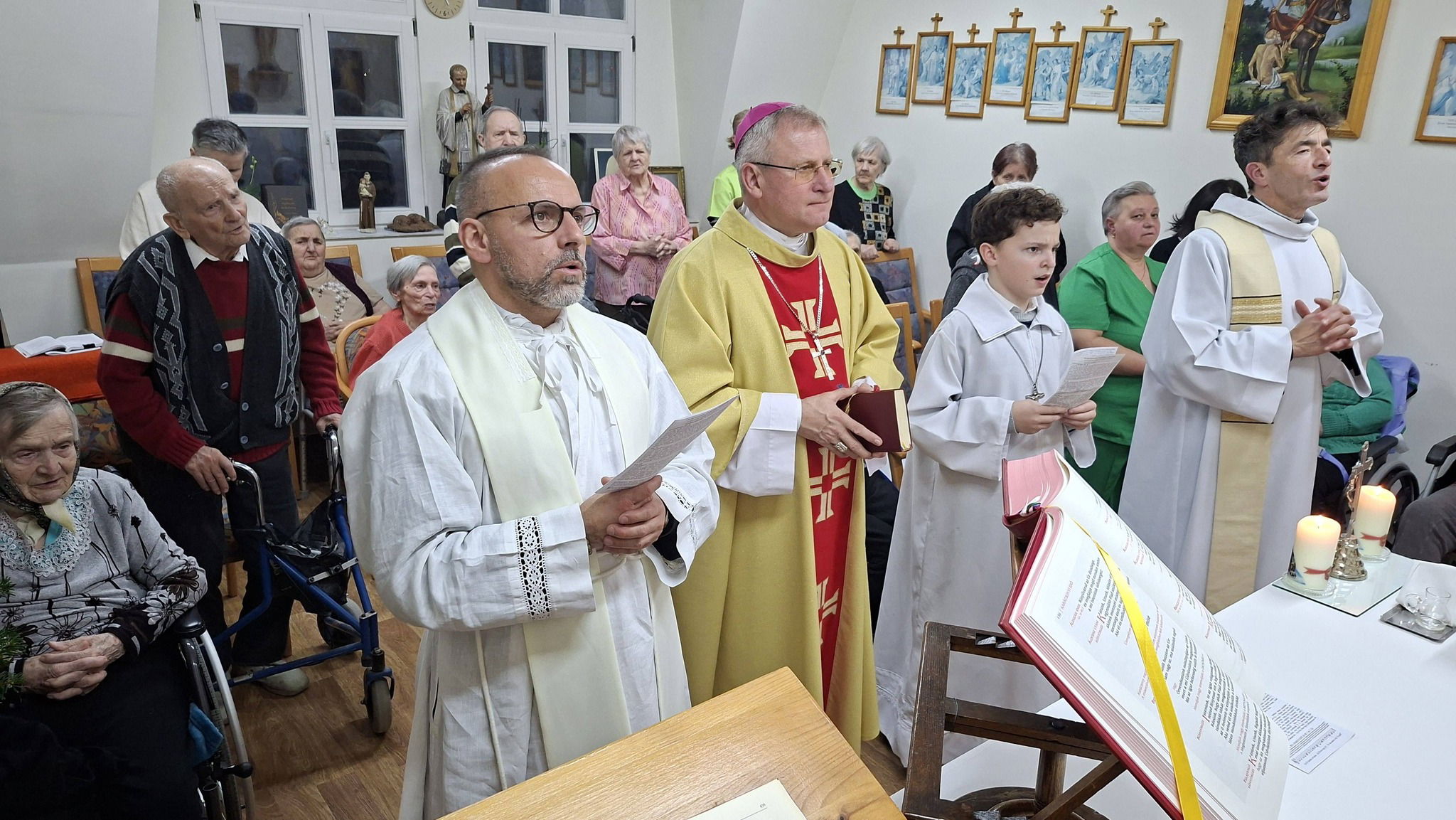 Idősotthonban mutatott be karácsonyi misét Böcskei László megyés püspök