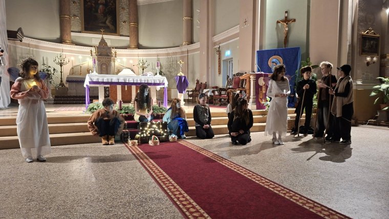 Betlehemest mutattak be adys diákok a Barátok templomában | GALÉRIA és VIDEÓ