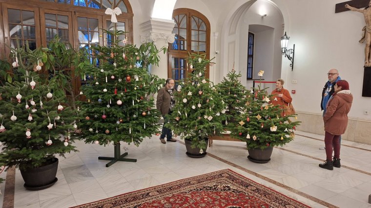 Kézműves karácsonyi díszekből nyílt kiállítás a püspöki palotában