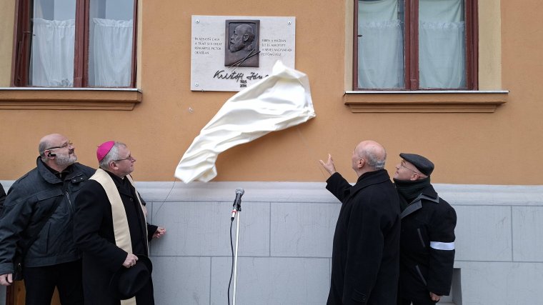 Emléktáblát lepleztek le Kristófi János festőművész nagyváradi családi házán | FOTÓK és VIDEÓ