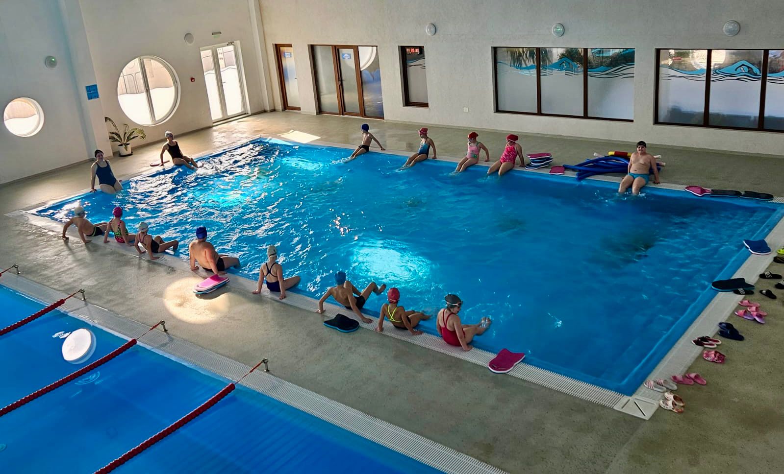 A város valamennyi kisdiákja számára elérhetővé vált az úszásoktatás Nagyszalontán