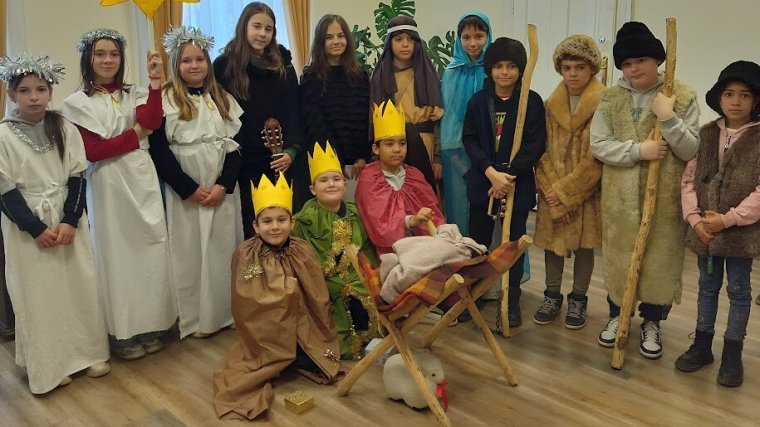 Hagyományőrző betlehemezés Albison