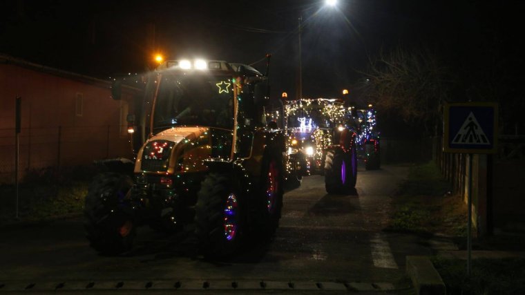 Fényfüzéres traktorok hirdették a karácsony közeledtét Érmihályfalván és környékén | VIDEÓ