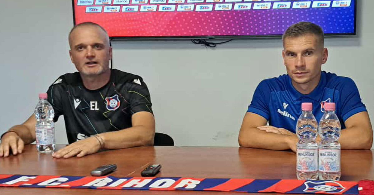 A közpénztemető katonacsapat érkezik a Bodola Gyula Stadionba