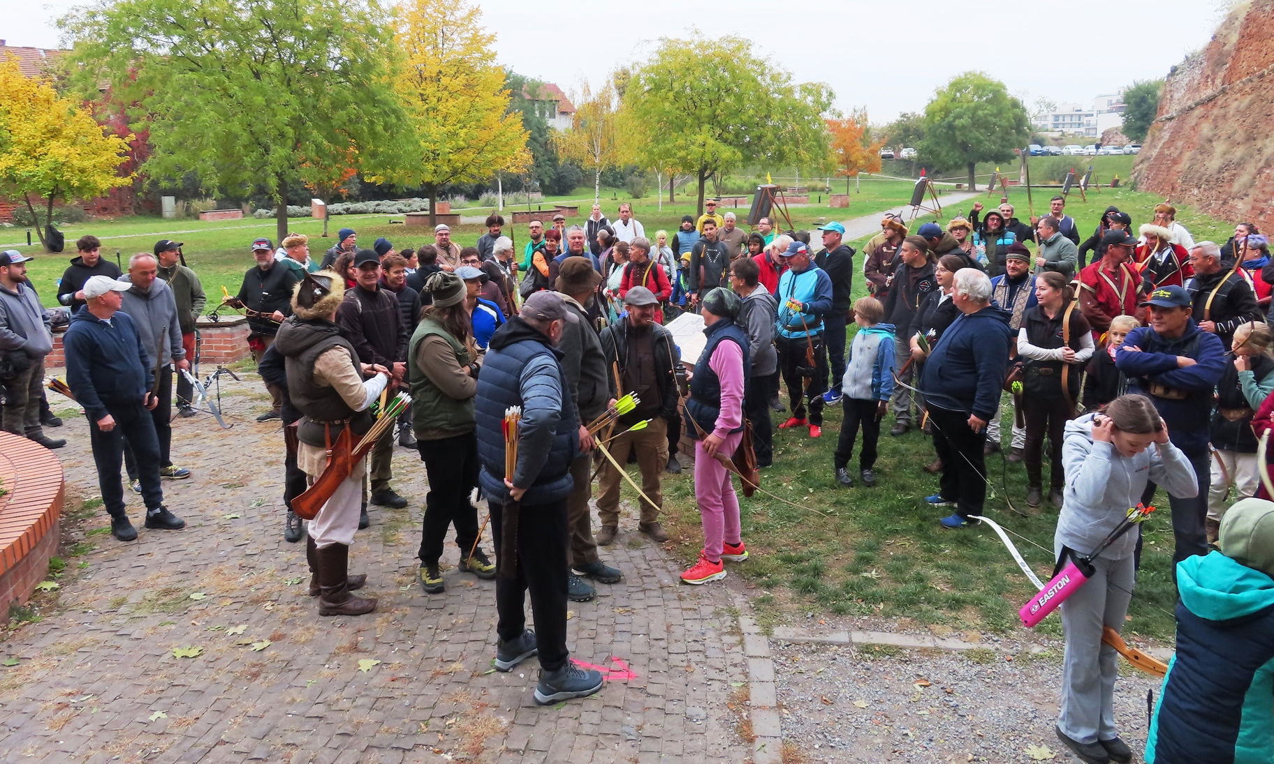 Határokon átívelő íjásztalálkozó a vársáncban