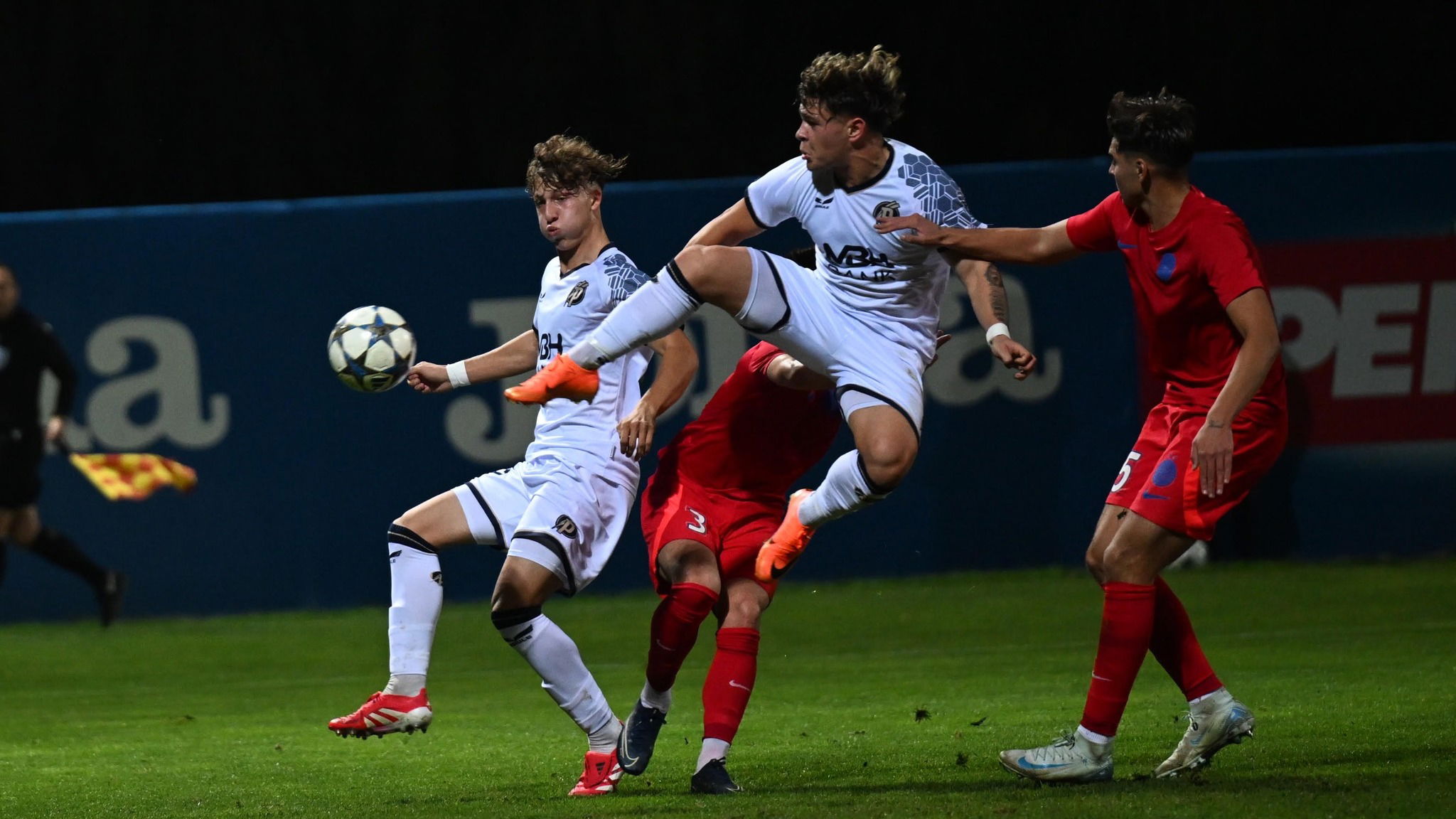 Ifjúsági Liga: tíz emberrel, hősies védekezéssel jutott tovább a Puskás