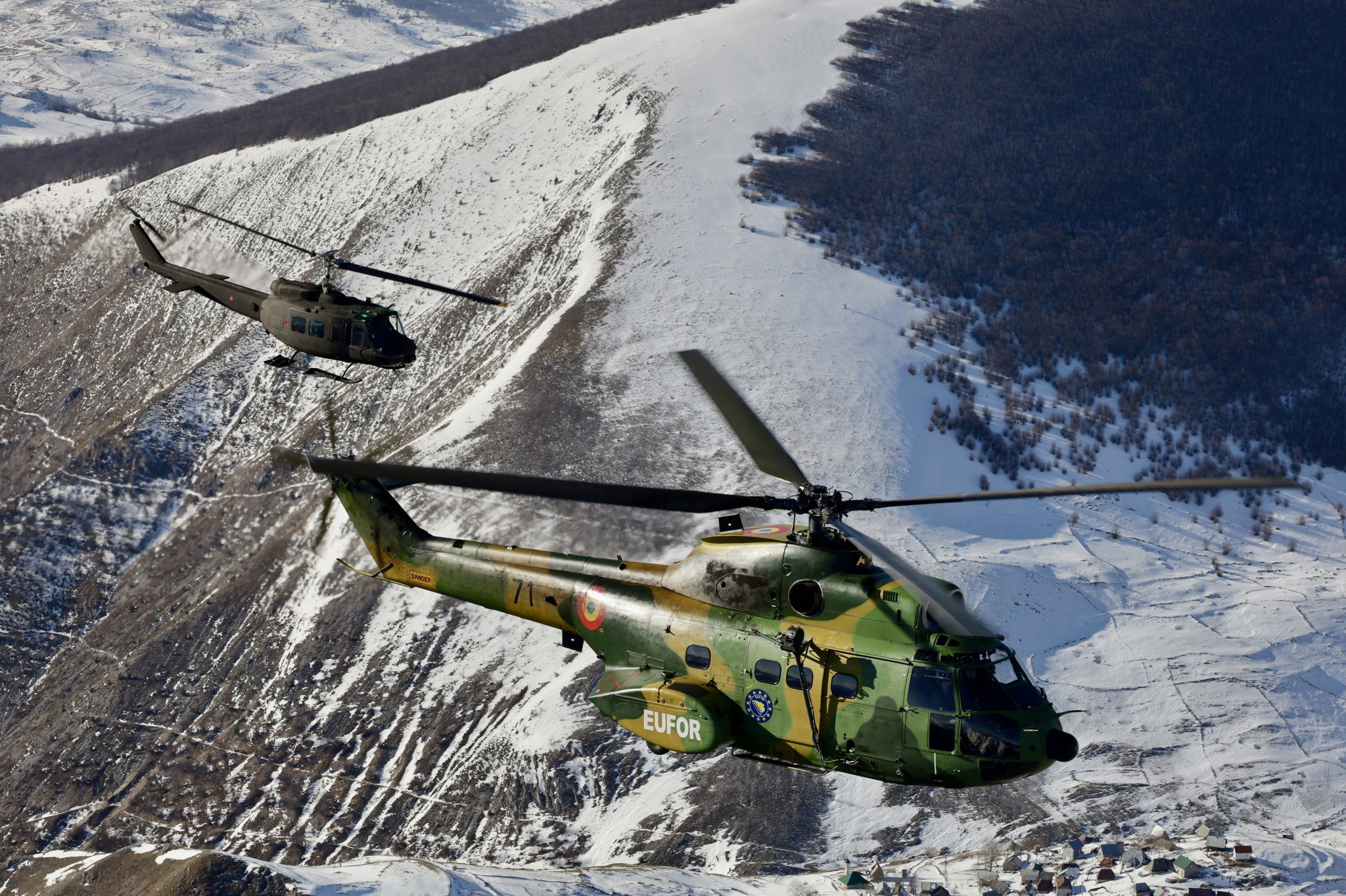 Helikoptereket, rakétákat, páncélozott járműveket és légvédelmi rendszereket is vásárol Románia a SAFE-hitelkeretéből